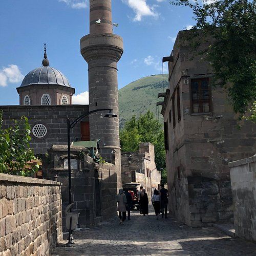 Talas’ta tarihi taş sokak ve cami